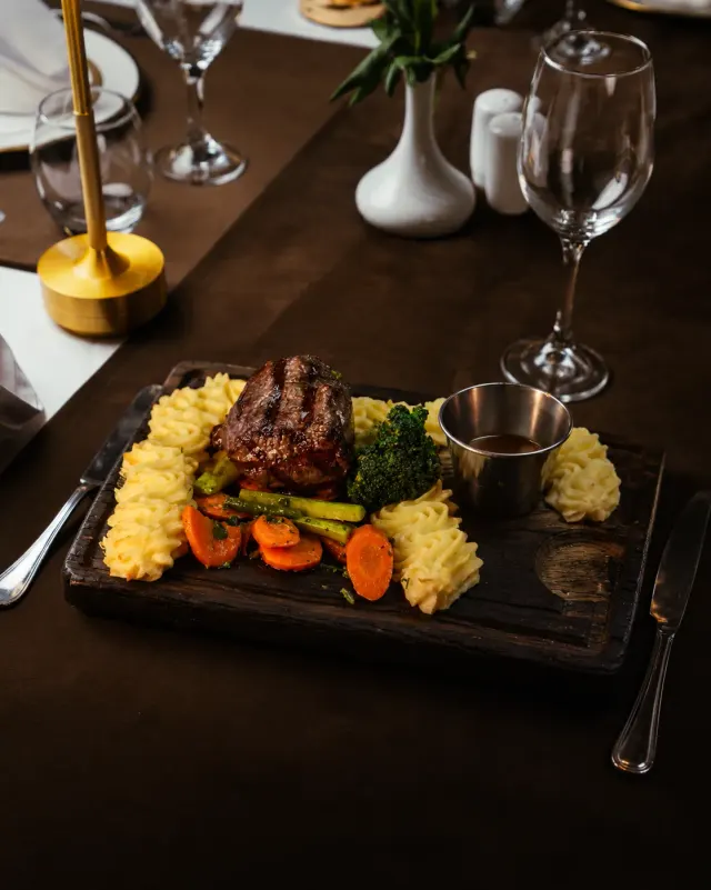 Rinderfilet auf dem Holzbrett gegrillt — El Toro, Agadir