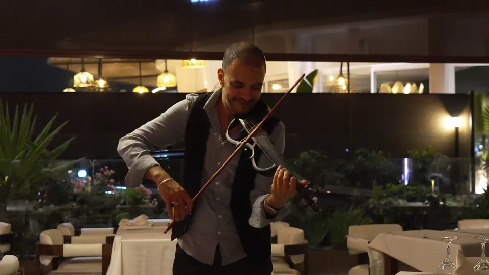 Un violoniste joue sur la terrasse d’El Toro