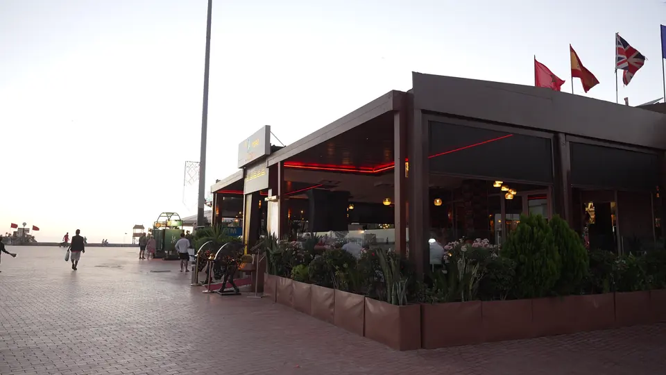 La terrasse couverte d’El Toro vue depuis la promenade, au crépuscule