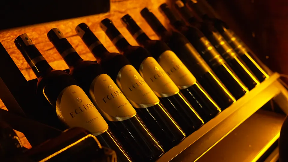 Bouteilles de vin rouge Eclipse couchées sur un casier