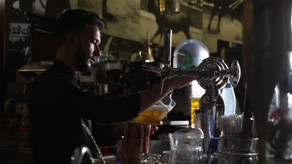 Le barman tire une bière pression
