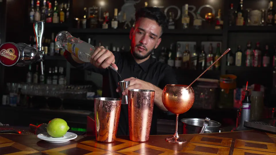 Préparation d’un cocktail avec des shakers en cuivre