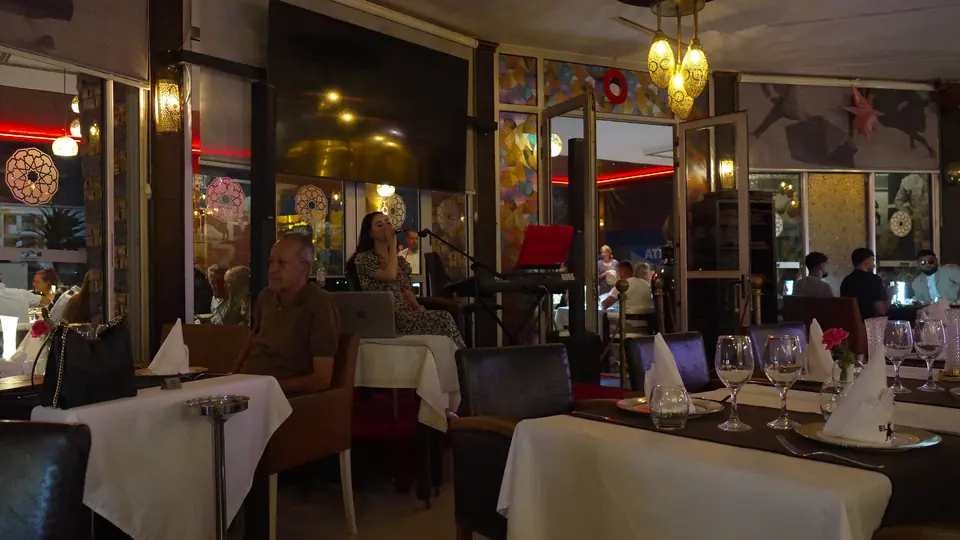 La salle le soir, des clients à leurs tables