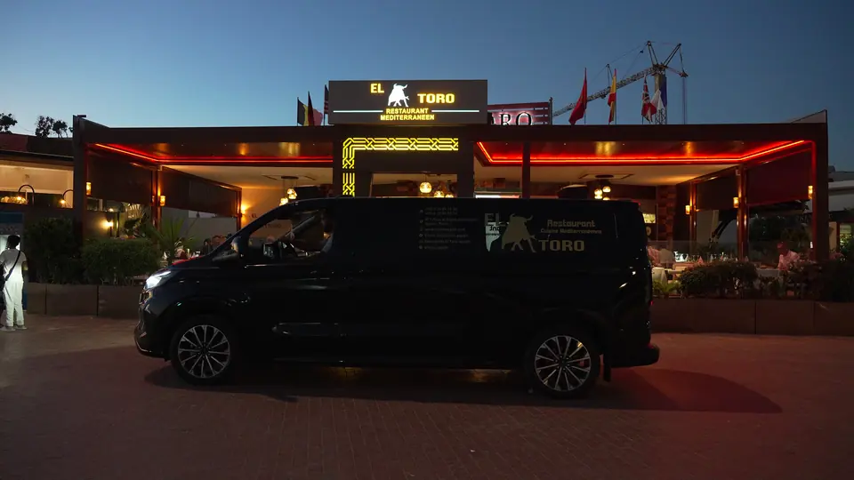 Le van noir d’El Toro devant le restaurant, à la tombée de la nuit