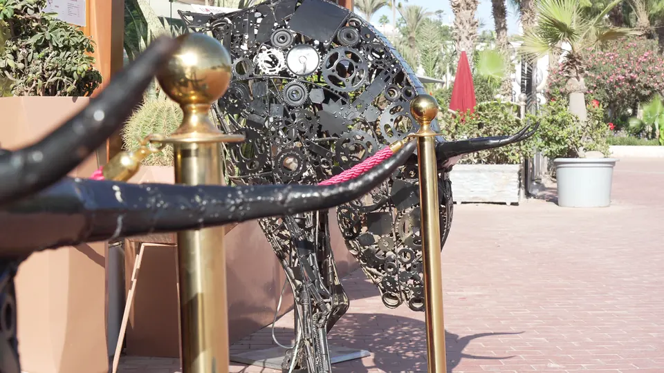 Sculpture de taureau en métal et poteaux en laiton à l’entrée d’El Toro