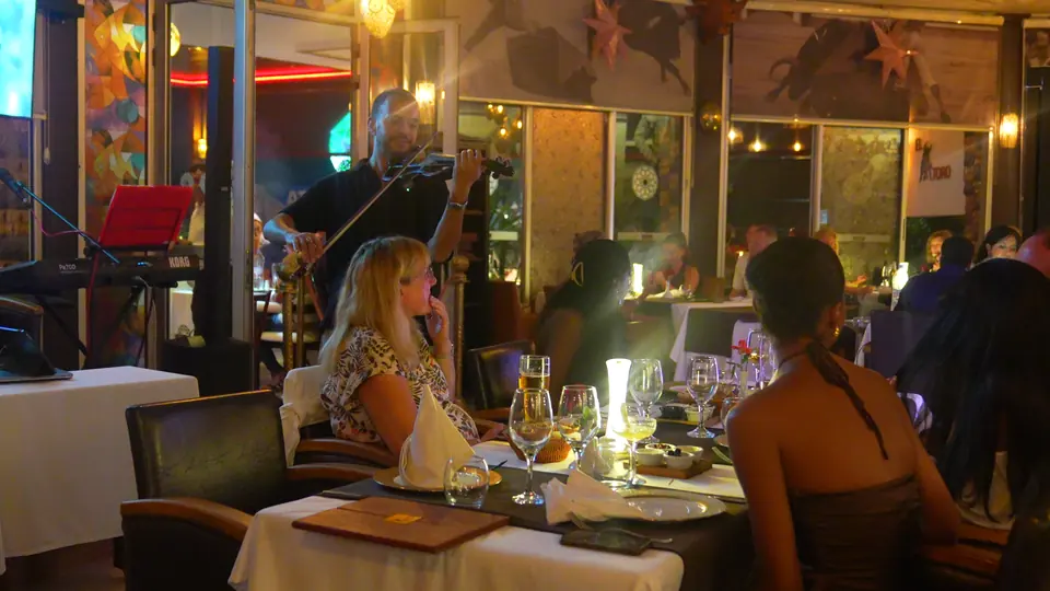 Un violoniste joue entre les tables pendant le dîner