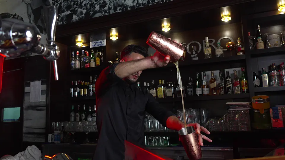Un cocktail versé du shaker en cuivre