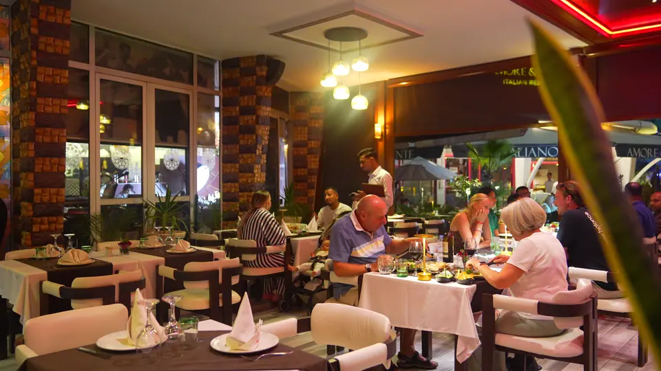 La terrasse à l’heure du dîner, tables occupées