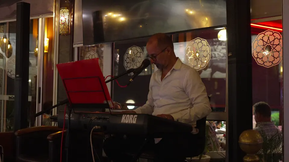 Un musicien chante et joue du clavier dans la salle