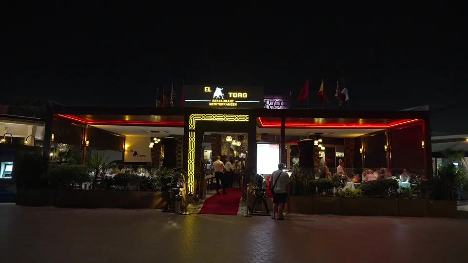 L’entrée d’El Toro illuminée de nuit, avec son tapis rouge