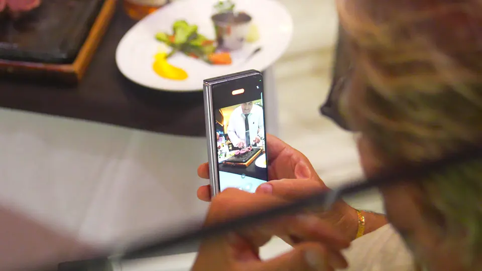Un client photographie son assiette avec son téléphone