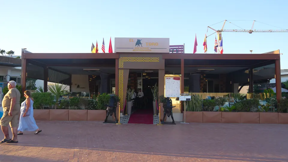 La terrasse et l’entrée d’El Toro sur la promenade d’Agadir, de jour