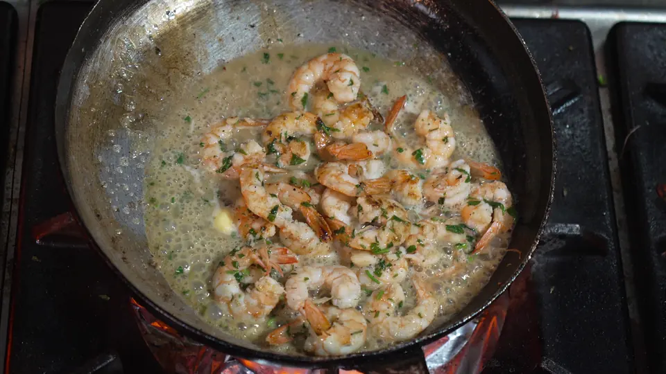 Gambas sautées à l’ail et aux herbes dans une poêle