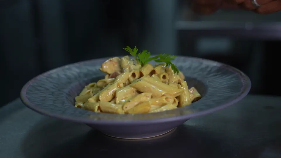 Pennes à la crème dans une assiette creuse