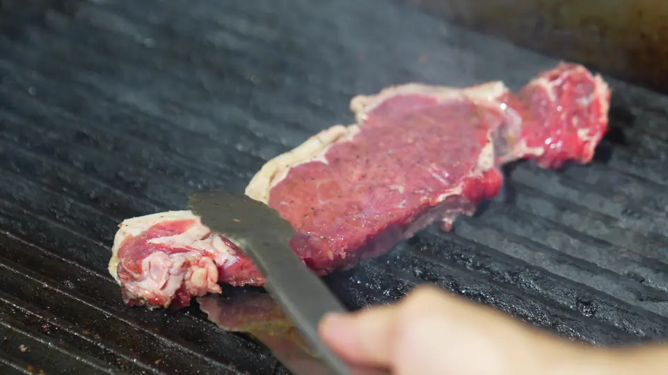 Un steak retourné sur le gril